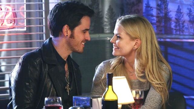 File:Gallery-1492499963-emma-swan-hook-ouat.jpg