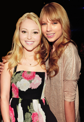 Bestand:Caìtlynn+Juliet.png