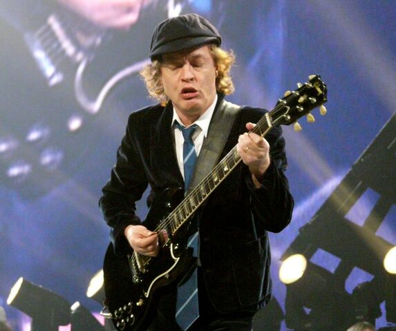 Plik:Angus Young.jpg