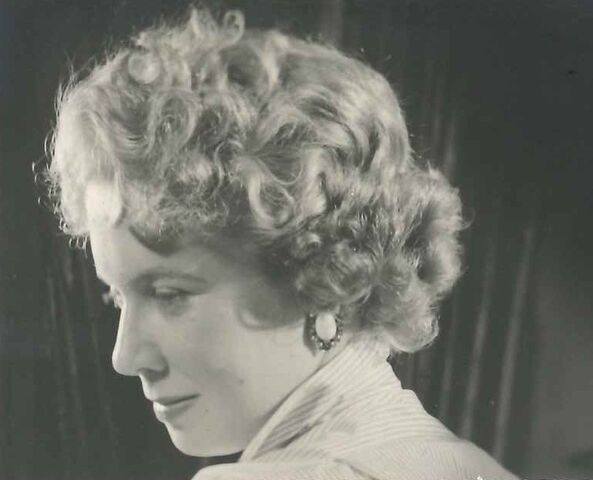 File:Di Chamberlain.jpg