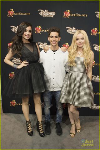 File:Dove-cameron-sofia-carson-d23-performances-liv-maddie-descendants-casts-29.jpg