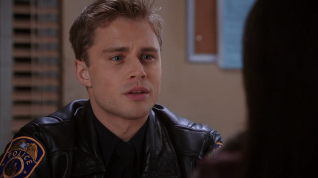 File:Officer James (2).png