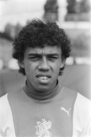Bestand:1976)SimonTahamata.jpg