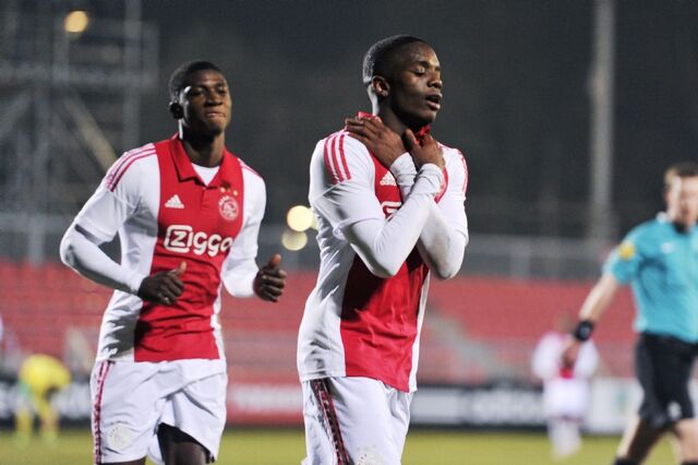 Bestand:Menigjongajax.jpg