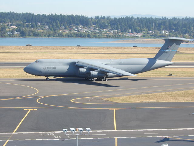 File:Lockheed C-5 Galaxy taxiing.jpg
