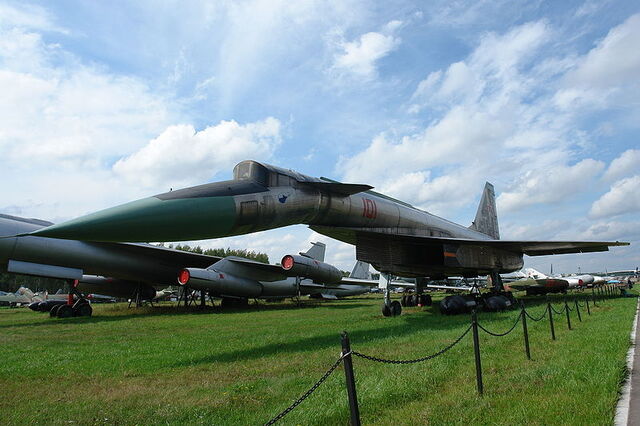 File:800px-SU-100 T4.jpg