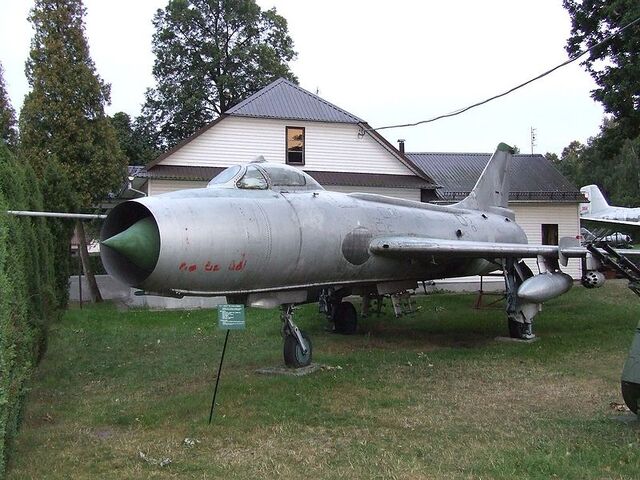 File:800px-Su-7 Skarżysko.jpg
