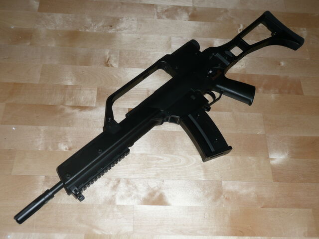 Tiedosto:G36K tähtäimellä.jpg