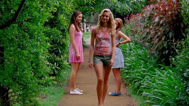 File:Kiki,Zoey and Amber in garden.jpg