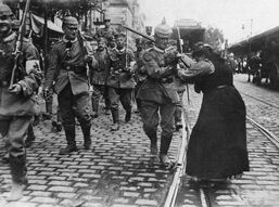 Германская армия в Париже 1915.jpg