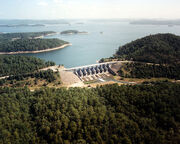 749px-Broken-bow-spillway