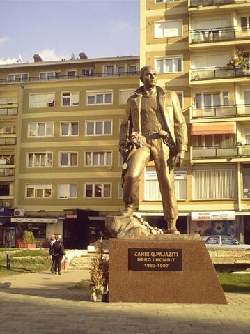 File:6 1202855580 statue-of-a-kla-xmartyrx.jpg