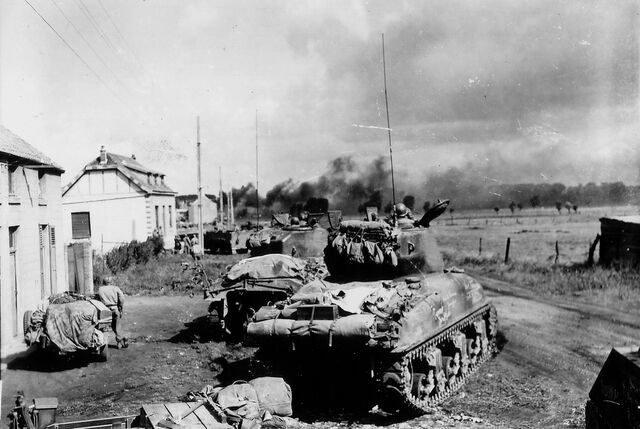 File:Tanques en pueblo.jpg