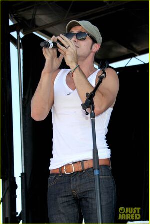Kris-allen-petapalooza-performer-04