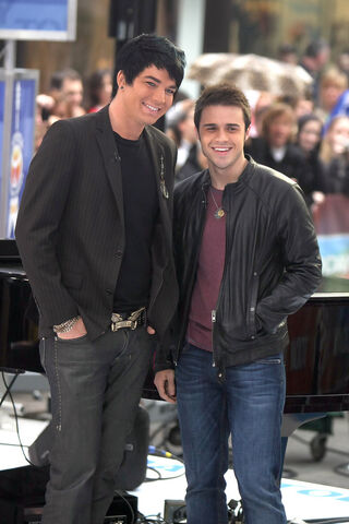 File:Kris+Allen+Kris+Allen+Adam+Lambert+TODAY+Show+wGvkdMqnwCbx.jpg