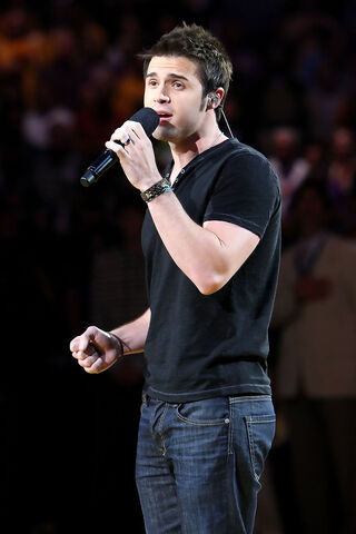 File:Kris+Allen+NBA+Finals+Game+2+Orlando+Magic+s7DYAio4quox.jpg