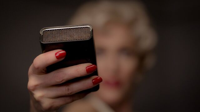 File:Gillian anderson as media.jpg