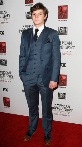 Fichier:Evan-peters-screening-american-horror-story-asylum-01.jpg