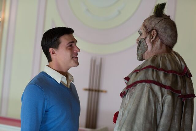 File:AHS-Freak-Show-Massacres-and-Matinees-4x02-promotional-picture-american-horror-story-37686706-3000-2000.jpg