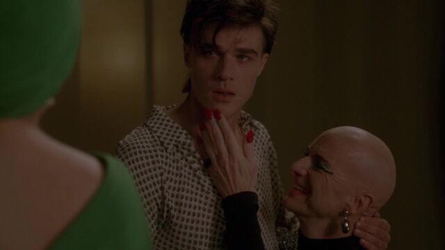 File:Lizsmilingatgrumpytristanroom33hotelscene.jpg