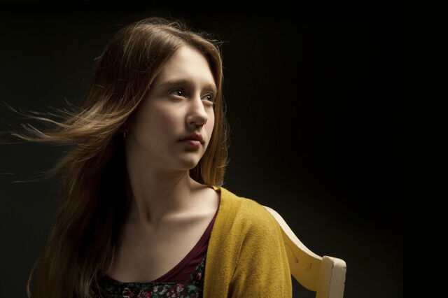 File:Taissa-Farmiga-as-Violet-Harmon-in-AMERICAN-HORROR-STORY-1.jpg