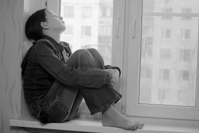 Archivo:14190823-la-chica-triste-que-el-adolescente-en-su-casa-en-un-alfa-izar-de-la-ventana.jpg