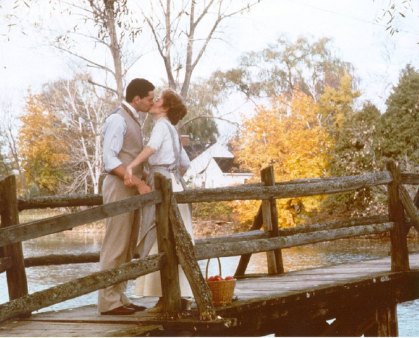 File:Annegilbertkissbridge.png