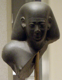 Apries-FragmentaryStatueHead02 MetropolitanMuseum.png