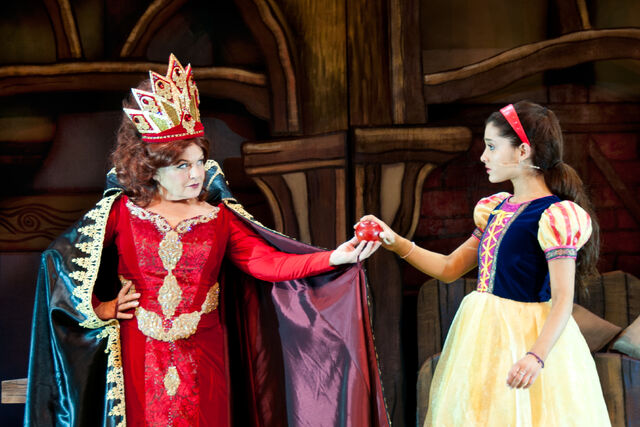 File:SnowWhiteMusical.jpg