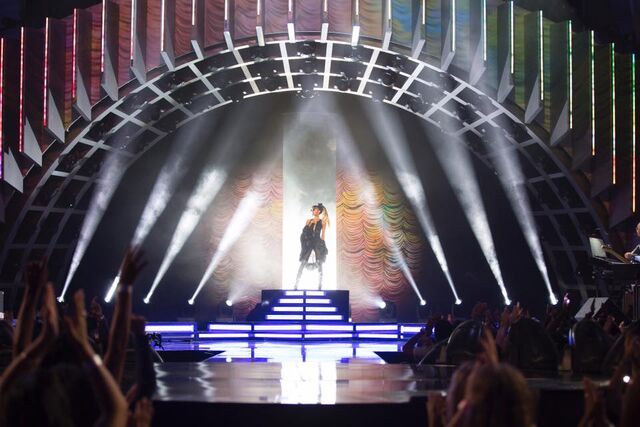 File:Ariana2016GreatestHits5.jpg