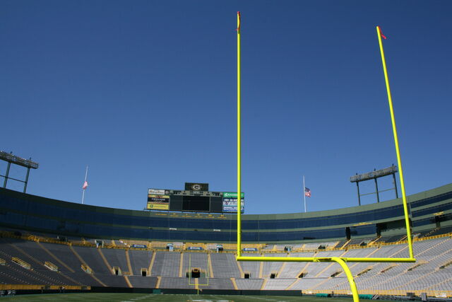 File:Lambeau Field-1195802350-920.jpg