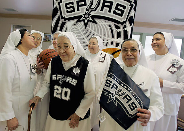 File:Nuns.jpg