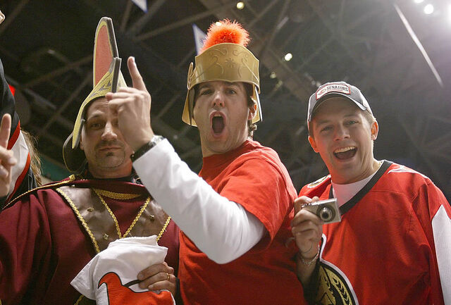 File:Dresseduphockeyfans.jpg