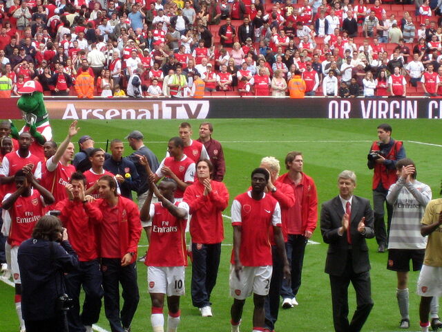 File:Robin van Persie-1213606863-4.jpg