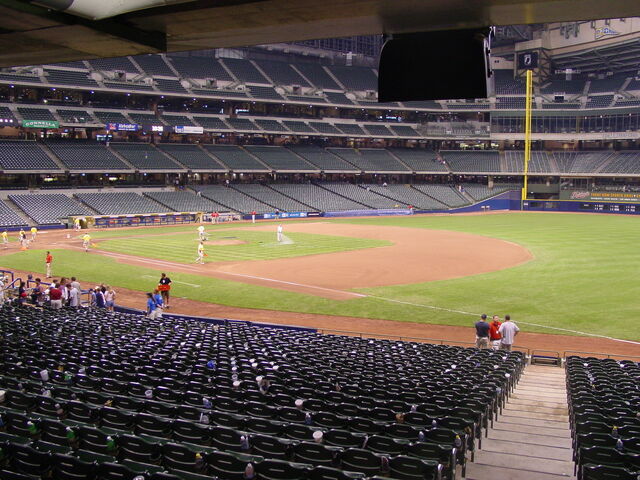 File:Miller Park-1195620141-406.jpg