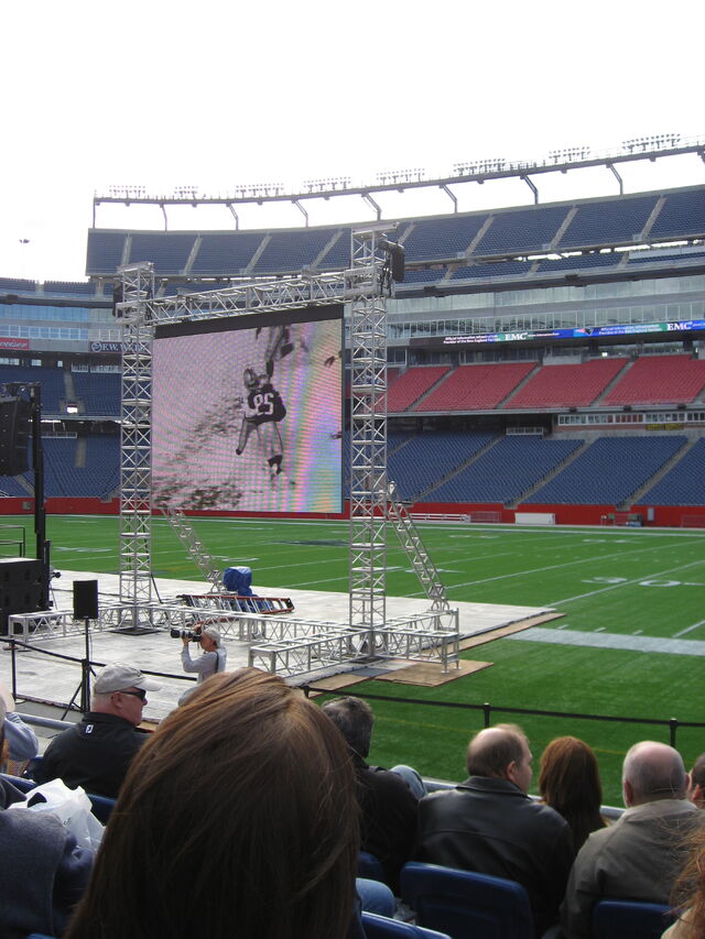 File:Gillette Stadium-1195777255-350.jpg