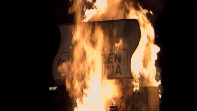File:1x02 Top Banana (43).png