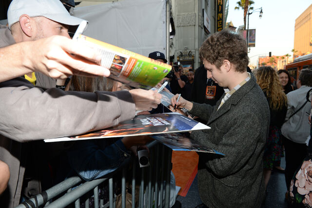 File:2013 Netflix S4 Premiere - Michael Signing Autographs.jpg