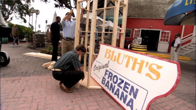 File:1x02 Top Banana (48).png
