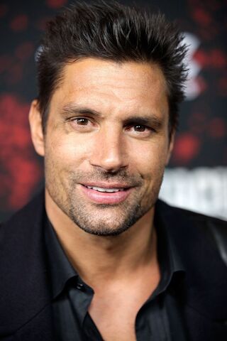 Fichier:Manu bennett.jpg