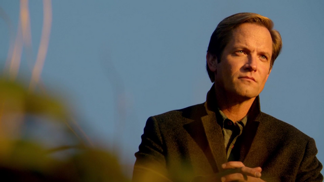 File:Eobard spies on Wells.png