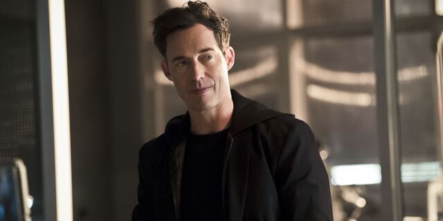 Файл:Tom-Cavanagh-as-Dr.-Harrison-Wells.jpg
