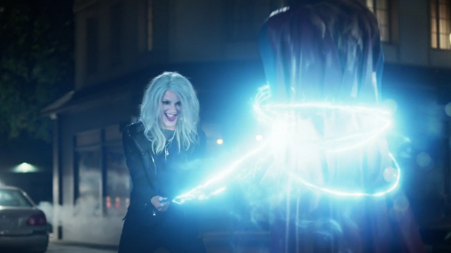 File:Livewire electrocuting Supergirl.png
