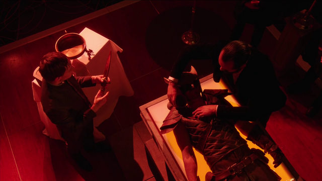 Archivo:Vandal Savage recoge la sangre de Carter Hall.png