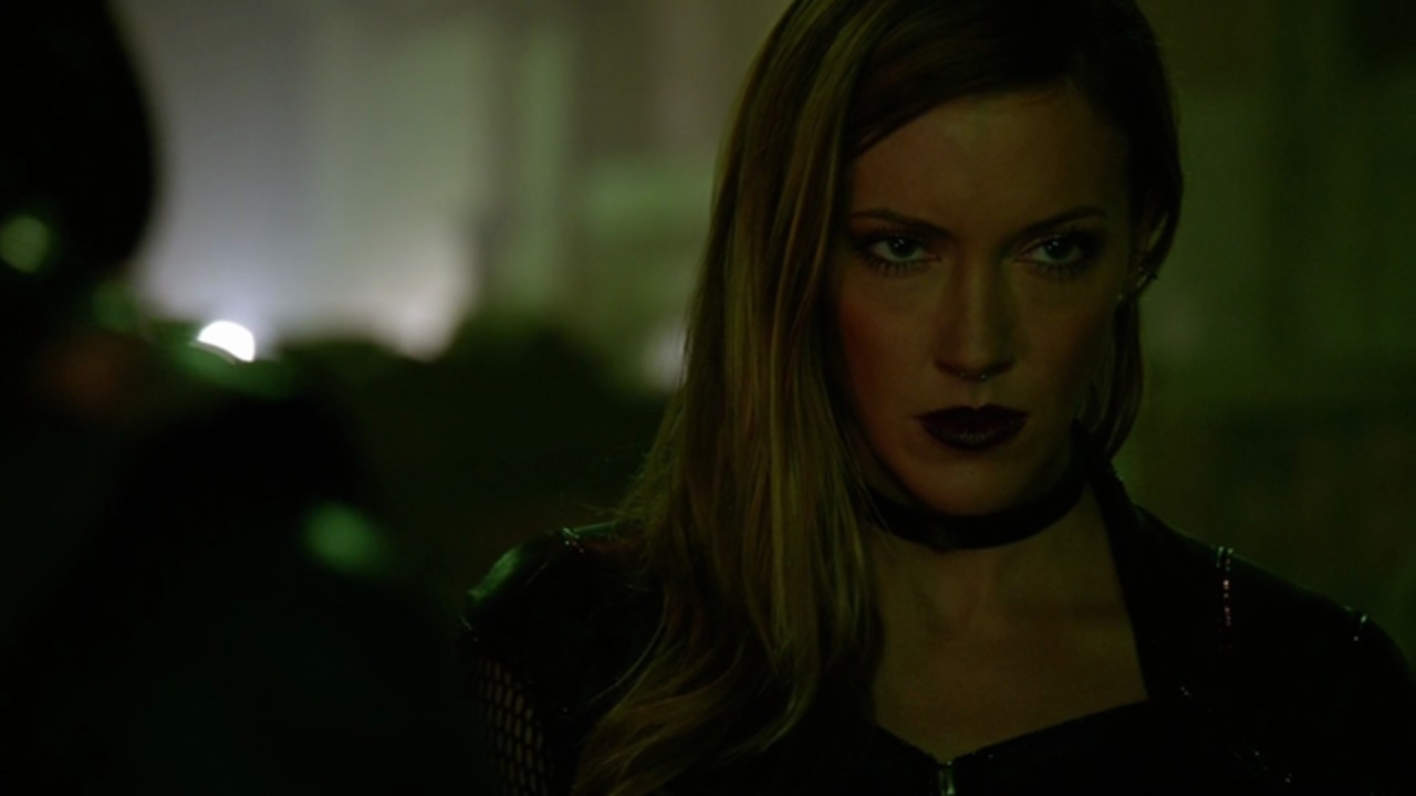 https://vignette2.wikia.nocookie.net/arrow/images/3/36/Black_Siren_confronted_by_Green_Arrow.png/revision/latest?cb=20170128200807