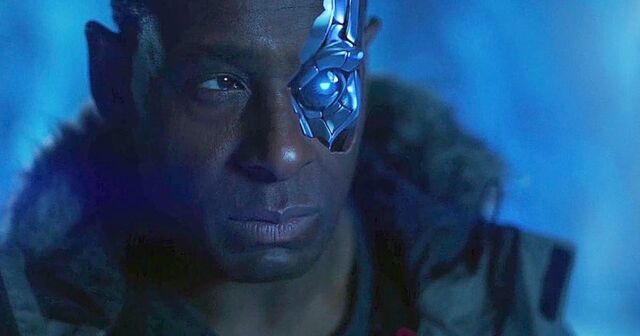 Archivo:Cyborg-superman-hank-henshaw-supergirl-darkest-place-838x440.jpg