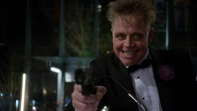 Файл:Mark-Hamill-as-The-Trickster-in-The-Flash-Season-1.jpg