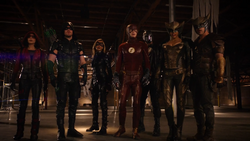 Equipos Arrow y Flash con Kendra y Carter tras derrotar a Vandal Savage