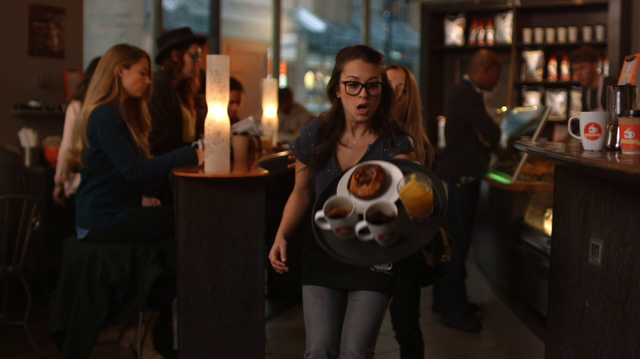 Arquivo:Barry observes a waitress drop everything.png