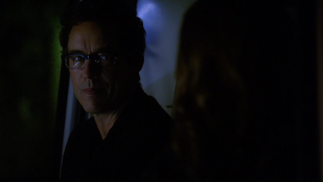 File:Eobard talks to Caitlin.png